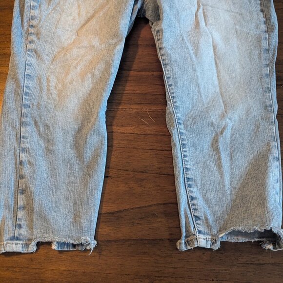 Torrid cropped jeans. - Picture 3 of 3